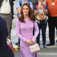 Seperti biasa, Kate memesona dengan gayanya yang anggun. Kali ini, ia memilih sheath dress ungu lavender bersiluet simpel rancangan Emilia Wickstead. (Foto: Getty Images)