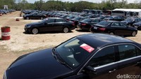 Selain deretan mobil Mercedes-Benz, ada mobil mewah lain yang juga ikut terjemur, seperti Camry.