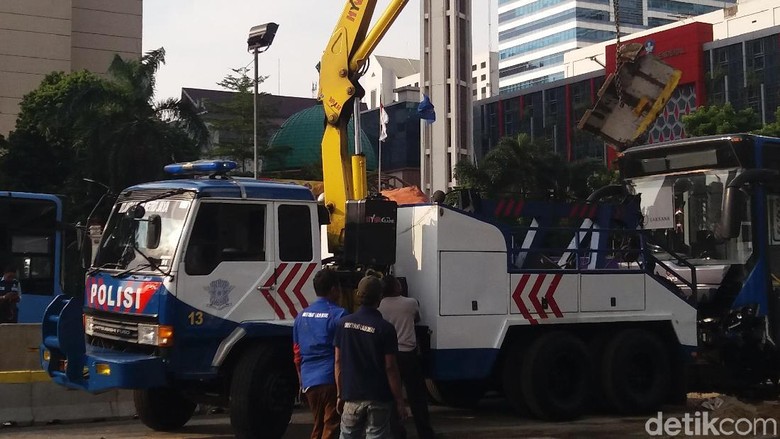Setelah 3 Jam, TransJ yang Tabrak Separator di Jl Sudirman Diderek Setelah 3 Jam, TransJ yang Tabrak Separator di Jl Sudirman Diderek