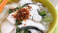 Kalau mau makan ikan sekaligus karbo juga bosa pilih sup ini. Isiannya ada mie yang dihidangkan dengan kaldu ikan dan potongan ikan tanpa tulang. Foto : instagram @thesocialnoms