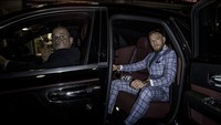 Kala bersantai, McGregor sering menggunakan Rolls-Royce Phantom. Mobil ini juga yang sering mengantarkannya ke berbagai acara sampai party. Di salah satu postingannya, McGregor sempat menulis bahwa menikmati mobil (Rolls-Royce) merupakan bentuk dari relaksasinya. Foto: Instagram @thenotoriousmma