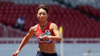 Atlet Jepang Maya Nakanishi mengikuti lompat jauh kategori T42-44/61-64. 