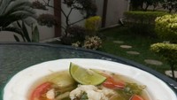 Nyam! Daging ikan campur sawi asin, tomat dan perasan jeruk nipis. Pas banget buat menu makan siang. Tinggal ambil sepiring nasi hangat. Foto : instagram @dika.pd