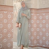 Salah satu gaya Mega yang bisa jadi inspirasi adalah penampilannya saat menghadiri undangan pernikahan. Pemenang Dian Pelangi Goes to New York bersama Wolipop ini selalu tampil menawan saat memakai busana pesta. Foto: Instagram/Megaiskanti