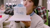  Ini carrot cake terbaik yang pernah aku makan, tulis aktris yang kini berusia 28 tahun itu. Carrot cake itu merupakan pemberian dari tunangan Ji Hoon, Hye Jung. Foto: Instagram ssinz7