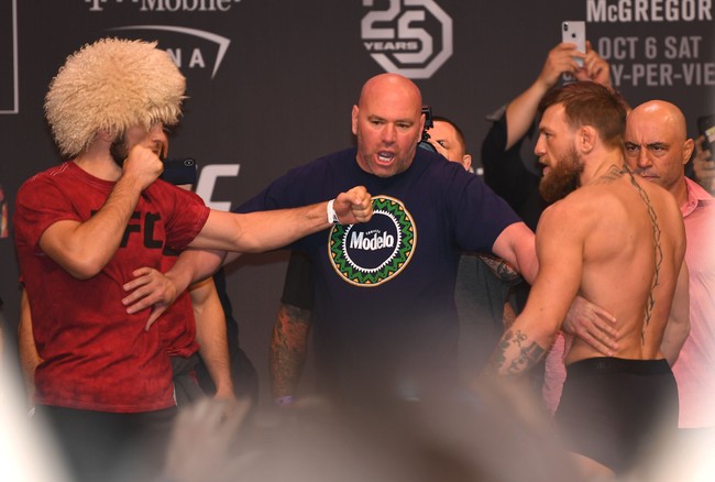 Sosok juara UFC, Khabib Nurmagomedov, yang tengah hangat dibicarakan terlihat sering tampil memakai wig berwarna pirang. Ternyata ada makna mendalam dari gayanya itu. Berikut deretan gaya Khabib dengan ‘wig’ pirang kebanggaannya. Foto: Reuters