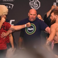 Sosok juara UFC, Khabib Nurmagomedov, yang tengah hangat dibicarakan terlihat sering tampil memakai wig berwarna pirang. Ternyata ada makna mendalam dari gayanya itu. Berikut deretan gaya Khabib dengan ‘wig’ pirang kebanggaannya. Foto: Reuters