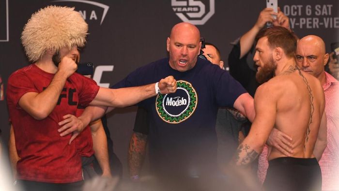 Khabib Nurmagomedov (kiri) dan Conor McGregor (kanan) jelang duel di T-Mobile Arena, Las Vegas, Amerika Serikat tahun lalu. (Foto: Reuters) Khabib Nurmagomedov (kiri) dan Conor McGregor (kanan) jelang duel di T-Mobile Arena, Las Vegas, Amerika Serikat tahun lalu. (Foto: Reuters)