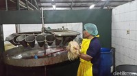 Setelah itu, dilakukan penyembelihan secara manual dengan pengucapan basmalah oleh pemotong untuk menjamin kehalalan daging ayam. (Foto: detikHealth/Khadijah Nur Azizah) 