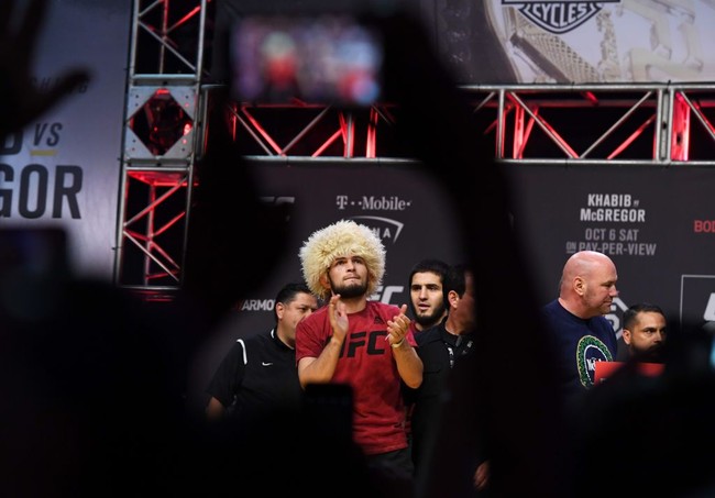Dalam wawancara dengan Russia Today, Khabib Nurmagomedov menjelaskan makna dari topi berbahan wol yang kerap dipakainya. “Ini adalah penutup kepala tradisional dari Dagestan, Chechnya, dan wilayah Kaukasus. Dan ini sangat penting untukku. Sangat penting,” ujarnya. Foto: Getty Images