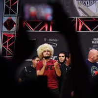 Dalam wawancara dengan Russia Today, Khabib Nurmagomedov menjelaskan makna dari topi berbahan wol yang kerap dipakainya. “Ini adalah penutup kepala tradisional dari Dagestan, Chechnya, dan wilayah Kaukasus. Dan ini sangat penting untukku. Sangat penting,” ujarnya. Foto: Getty Images