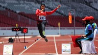 Evi Karisma mengikuti lompat jauh kategori T42-44/61-64.