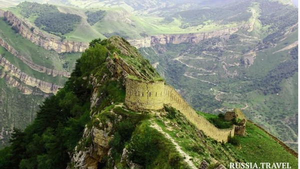 Foto: Desa Gunib terletak di ketinggian 1.500 meter. Di sana ada Gunibskogo Plateau, yakni sebuah taman botani gunung alami yang berketinggian maksimum 1.800 meter (Screenshot Russia Travel) Foto: Desa Gunib terletak di ketinggian 1.500 meter. Di sana ada Gunibskogo Plateau, yakni sebuah taman botani gunung alami yang berketinggian maksimum 1.800 meter (Screenshot Russia Travel)