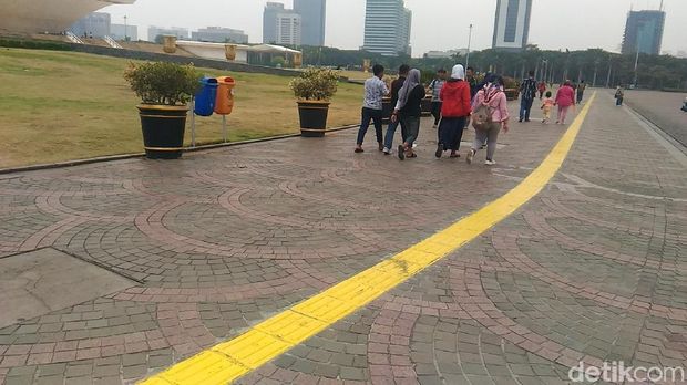 Bayangan tak tampak di sekitar orang yang berjalan kaki
