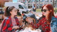  Saat sedang berlibur, yang ia cari bukanlah steak mewah atau pun dessert cantik yang menggemaskan. Melainkan secangkir kopi. Kala itu, ia sedang liburan dengan siapa, ya? Foto: Instagram ssinz7