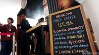Setiap satu cangkir kopi gratis yang dinikmati tersebut bernilai sumbangan sebesar Rp 100.000.