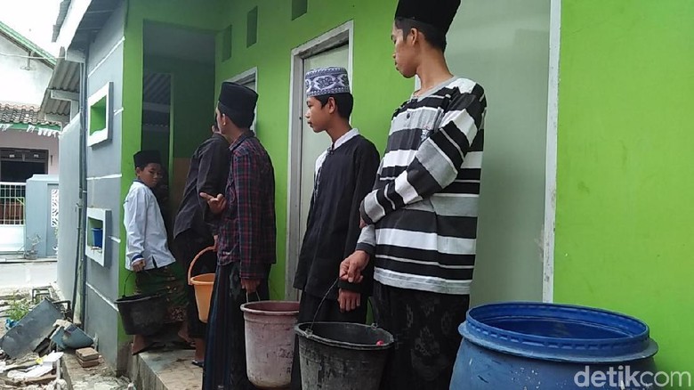 Kekurangan Air Bersih, Ponpes di Rembang Pulangkan Santrinya Kekurangan Air Bersih, Ponpes di Rembang Pulangkan Santrinya