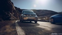 BMW i3 ini bisa membawa mobil dari Jakarta menuju Cirebon. Foto: BMW