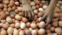 Pedagang menata telur ayam di Pasar Kebayoran Lama, Jakarta Selatan.