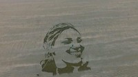 Dia berhasil menciptakan karya mural yang mirip wajah seseorang hanya dengan melihat foto orang yang mau dibikin mural pasir (Marc Treanor/CNN Travel)
