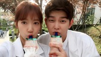 Duh, berpose dengan Yoon Kyun-sang, kali ini Shin-hye tengah meminum minuman probiotik. Lagi-lagi di lokasi syuting The Doctors. Foto: Instagram ssinz7