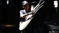 Tuges menunjukkan gitar hasil karyanya.