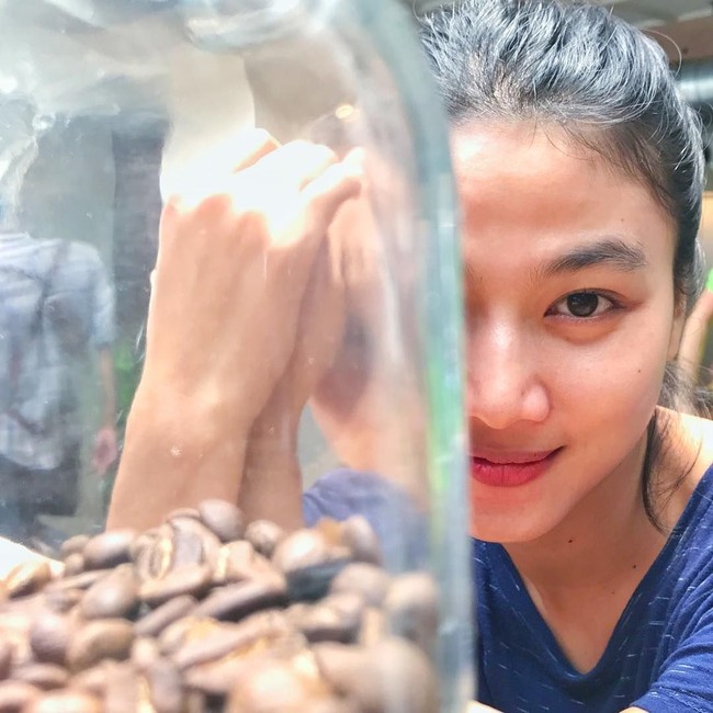 Aksi Makan Polwan Cantik hingga Gaya Ngopi Park Shin-hye