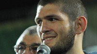 Senyum Khabib Nurmagomedov mendapat sambutan dari pendukungnya. (REUTERS/Said Tsarnayev)
