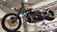 Ada yang unik di Pekan Raya Indonesia 2018. Sebuah motor Harley-Davidson tergantung di ruangan tersebut. Namun, motor itu tampak kental dengan nuansa Indonesia.