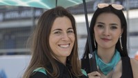 Tak cuma grid girl Asia, beberapa grid girl bule juga menyemarakkan MotoGP Thailand yang digelar untuk pertama kalinya. (Foto: Mirco Lazzari gp/Getty Images)