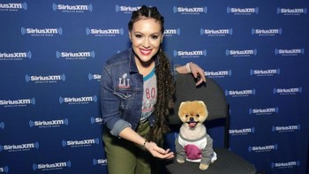 Sebagai selebgram, Jiffpom punya popularitas luar biasa. Aktris Alyssa Milano pun semringah sekali bisa foto bersamanya pada tahun 2017 lalu. (Foto: Cindy Ord/Getty Images for SiriusXM )