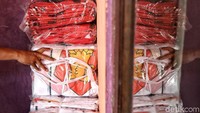 Pengusaha sablon rumahan di kawasan Bukit Duri, Jakarta, ini pun dapat mengerjakan permintaan pesanan atribut dari sejumlah partai.