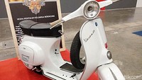 Om Beng pun menceritakan bahwa vespa ini sudah direstorasi sesuai dengan kondisi aslinya. Dari mengecat ulang, sampai ganti jok. Sehingga terlihat seperti baru.