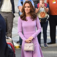 Gaun tersebut dibanderol seharga 1.350 poundsterling. Ia menyempurnakan gayanya dengan sepasang heels nude. (Foto: Getty Images)