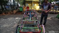 Sejumlah sarana bermain anak seperti pipa besi kondisinya terlihat memperihatinkan.