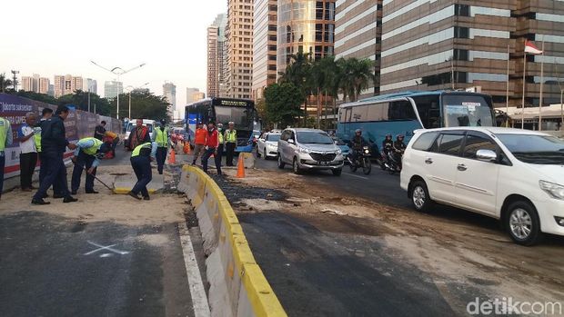 Busway belum bisa dilintasi karena masih dibersihkan petugas