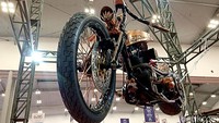 Dilihat sekilas, motor ini memadukan konsep motor klasik dan modern di antara part yang saling tersambung. Menurut Bingky, motor miliknya memang memadukan karakter klasik dari pelek jari-jari di roda motornya, sedangkan kesan modern juga tampak dari pelek roda belakang motor tersebut yang tak menggunakan palang atau jari-jari (hubbles).