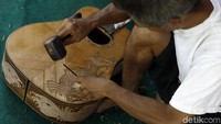 Untuk menghasilkan gitar siap pakai, dibutuhkan waktu berbulan-bulan.