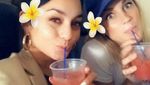 9 Gaya Instagenic Vanessa Hudgens Menyeruput Minuman Favorit