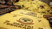 Sejumlah partai pun menggunakan jasa sablon rumahan di kawasan Jakarta Selatan untuk membuat bendera dan baju partai.