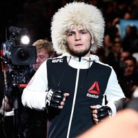 Topi atau papakha ini terbuat dari kulit dan bulu domba. Para penggembala kambing di pegunungan di kawasan Dagestan memakai topi mirip Khabib ini untuk menghangatkan diri mereka. Saat memakai topi ini berarti orang tersebut cukup kuat dan mampu bertahan diri hidup di gunung. Foto: Instagram