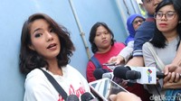 Apa itu? Pertanyaan apa itu? sambung Sheila Marcia lantas tertawa. 