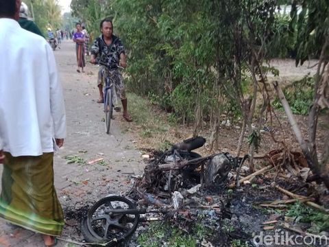 Sepeda motor dibakar/