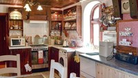 Dapurnya sendiri didesain semi modern namun tetap fungsional. Traveler bisa menyewa penginapan ini dengan harga 252 Poundsterling (sekitar Rp 5 jutaan) selama seminggu. (cottages.com)