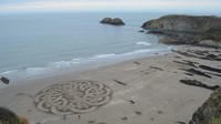 Karena seni Treanor yang terus muncul di pesisir Welsh, membuatnya semakin diperhatikan dan ditugaskan untuk melakukan beberapa proyek (Marc Treanor/CNN Travel)