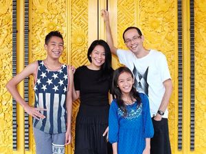 Potret Harmonis Keluarga Dewi Dee Lestari dan Reza Gunawan