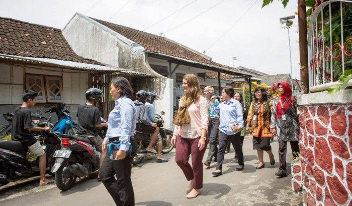 Melinda Gates saat blusukan ke Yogyakarta. Foto: Instagram Melinda Gates saat blusukan ke Yogyakarta. Foto: Instagram