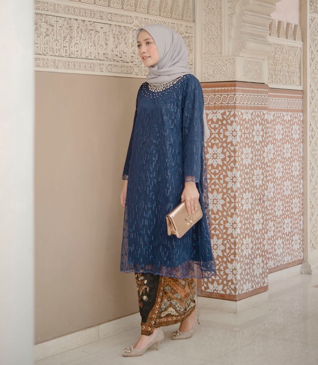 Pemakaian kain batik juga masih jadi favorit Mega. Biasanya ia memadukan kain batik dengan tunik yang panjang dan longgar. Penampilannya pun terlihat sopan dan ayu. Foto: Instagram/Megaiskanti