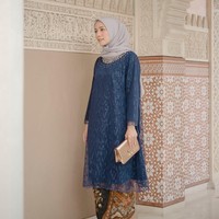 Pemakaian kain batik juga masih jadi favorit Mega. Biasanya ia memadukan kain batik dengan tunik yang panjang dan longgar. Penampilannya pun terlihat sopan dan ayu. Foto: Instagram/Megaiskanti