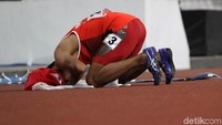 Ia pun melakukan sujud syukur.